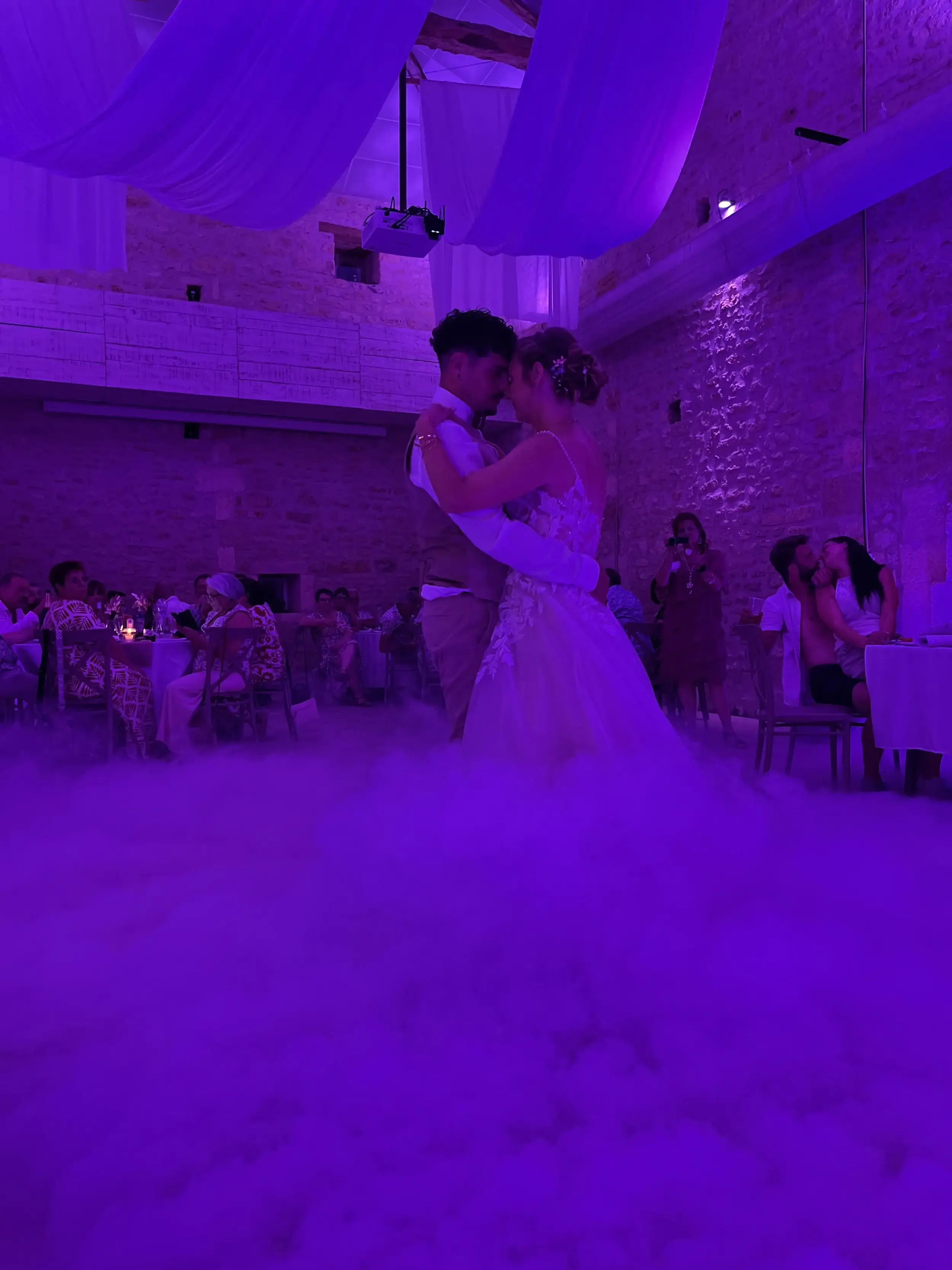 Mariées dansants sur les nuages avec notre fumée lourde