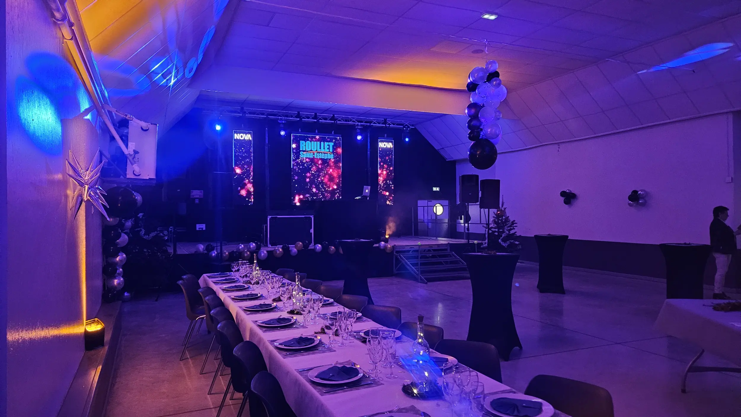 Scène avec écran LED du Nouvel An 2026 à Roullet-Saint-Estèphe